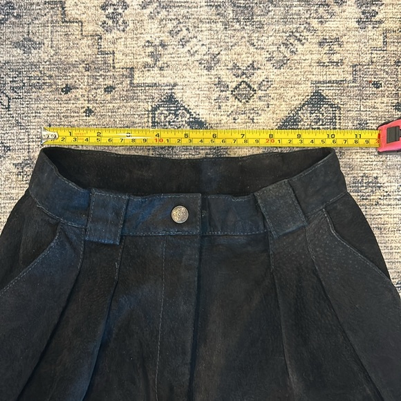 VINTAGE | 80’s GLOBAL IDENTITY | HIGH-WAISTED | LEATHER SHORTS | BLACK | SMALL - Picture 11 of 11
